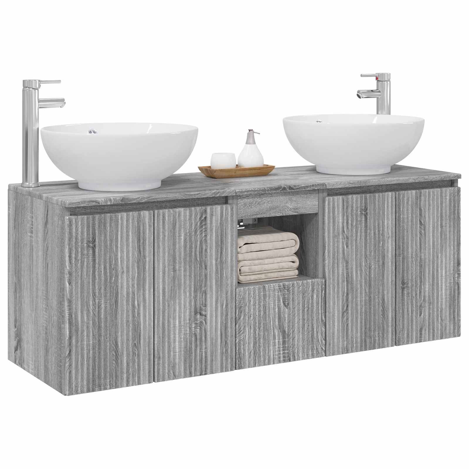 Grauholz-Badezimmerschrank mit zwei weißen Aufsatzwaschbecken, zwei Armaturen und offenem mittlerem Regal mit gefalteten Handtüchern und Toilettenartikeln.