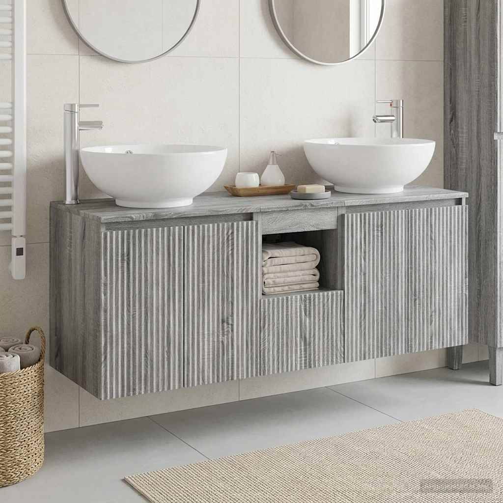 Modernes Badezimmermöbel mit zwei Aufsatzwaschbecken, Spiegeln und offenen Regalen mit Handtüchern in einem hellen Grau, minimalistisches Interieur.