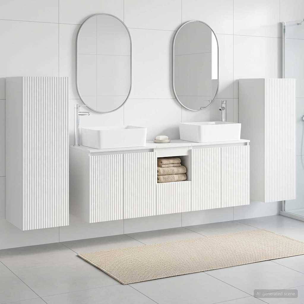 Minimalistische weiße Badezimmerkommode mit zwei ovalen Spiegeln, Doppelwaschbecken, Wandschränken und einer geflochtenen Bodenmatte.