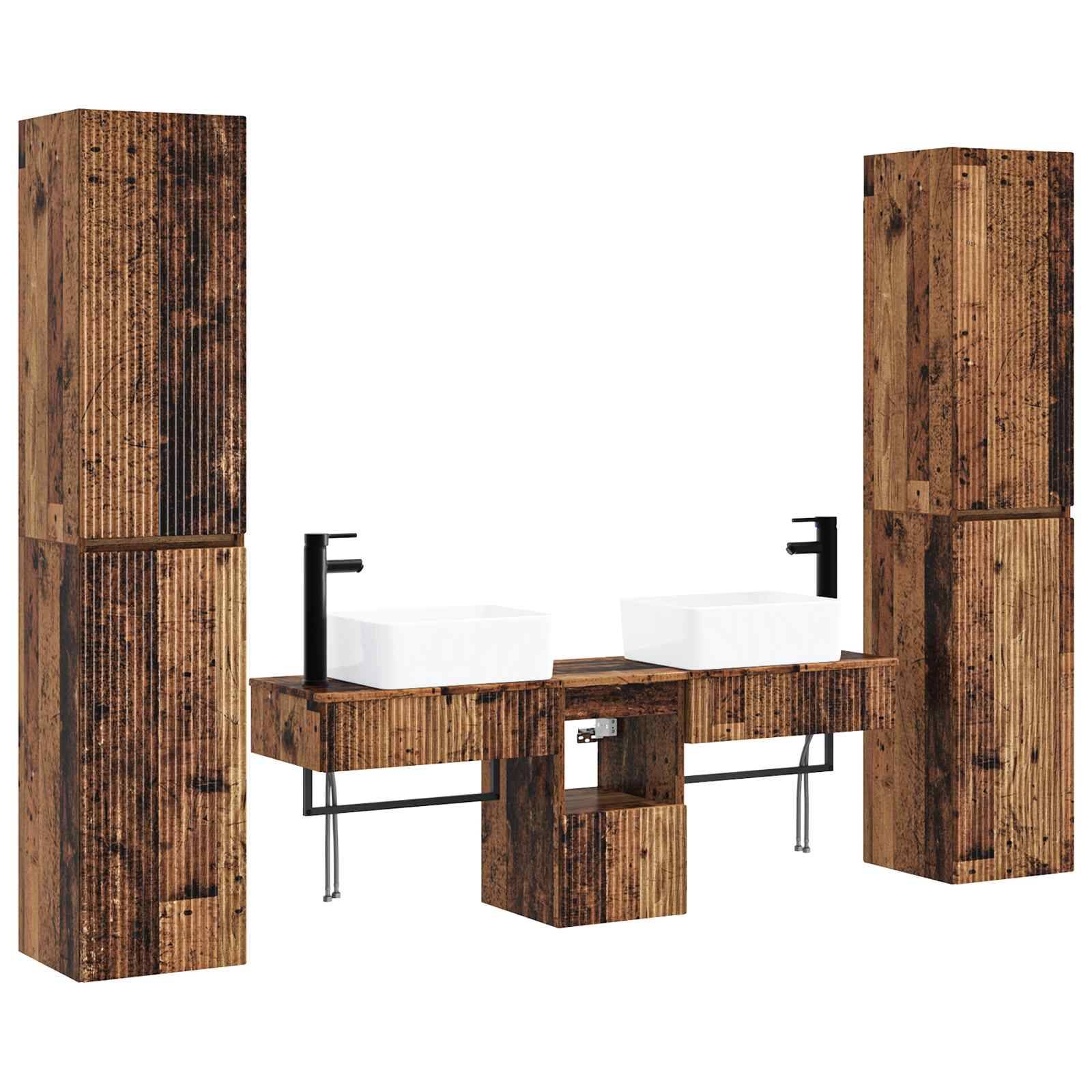 Rustikales Doppelwaschbecken-Badezimmermöbel mit zwei hohen Holzschränken, schwarzen Armaturen und einer zentralen Holzkonsole mit offenen Regalen und zwei Waschbecken.