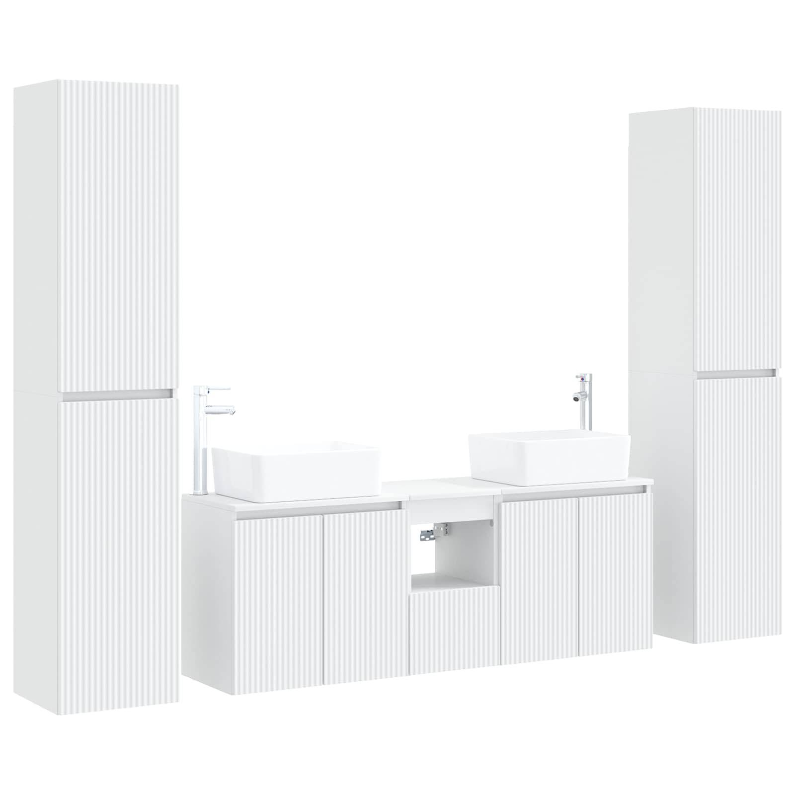 Minimalistische weiße Badezimmergarnitur mit zwei hohen Schränken, einem Doppelwaschbecken und einem zentralen offenen Regal auf weißem Hintergrund.