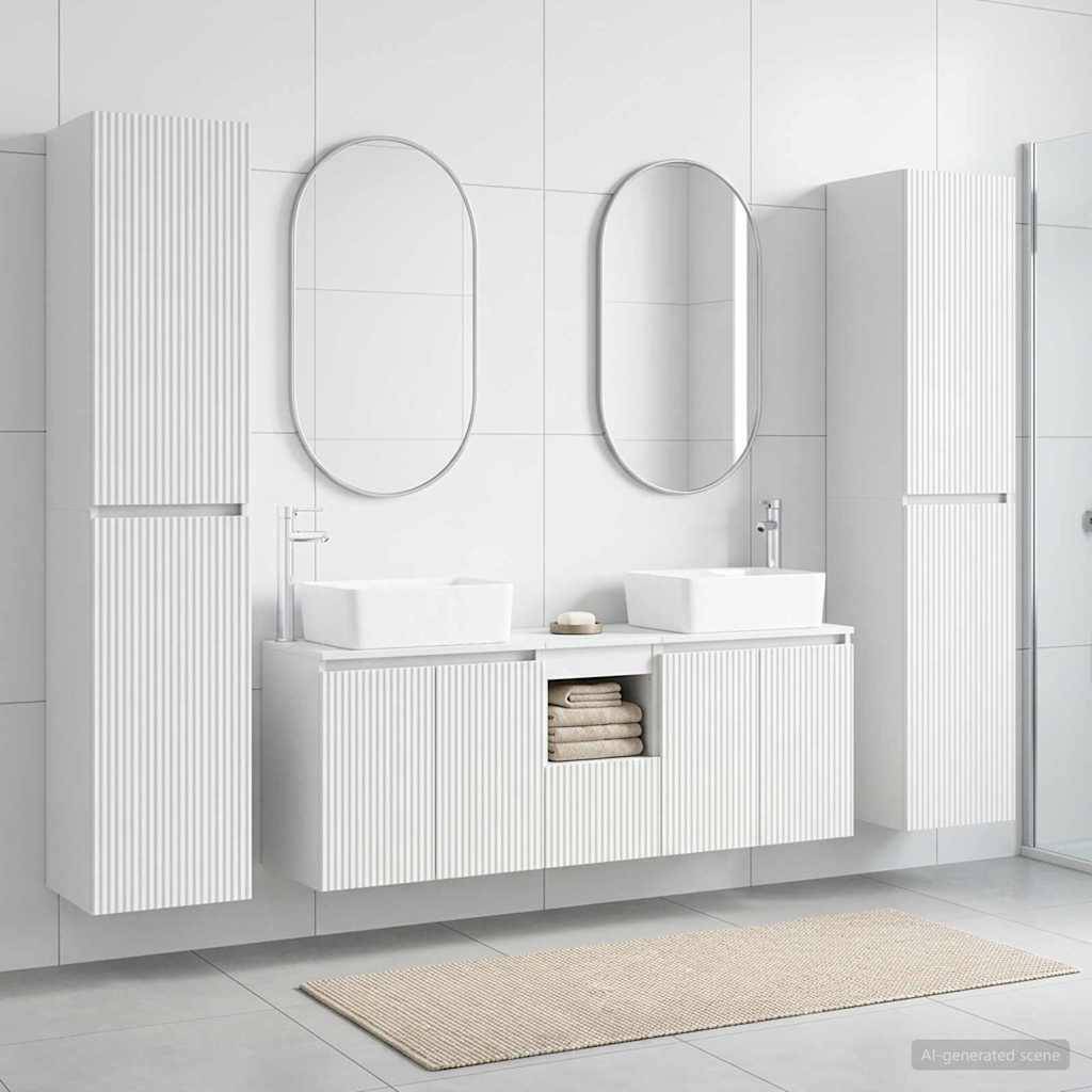 Modernes weißes Badezimmer mit doppeltem Waschtisch, ovalen Spiegeln, hohen Schränken und einem beigen Teppich auf einem gefliesten Boden.