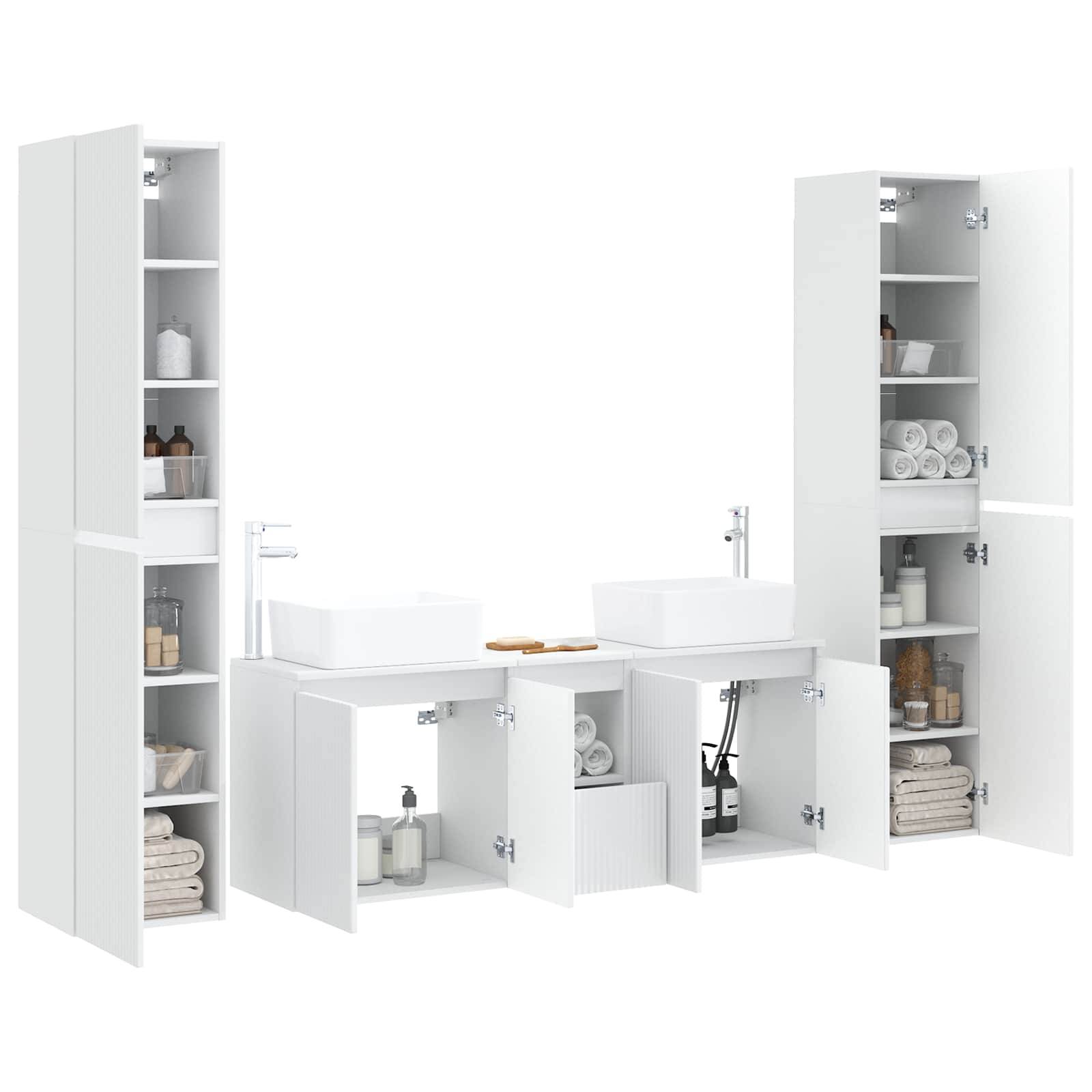 Weiße Badezimmer-Waschtischanlage mit zwei Waschbecken und mehreren offenen Aufbewahrungsschränken, die Handtücher, Toilettenartikel und Badezimmeressentials enthalten.