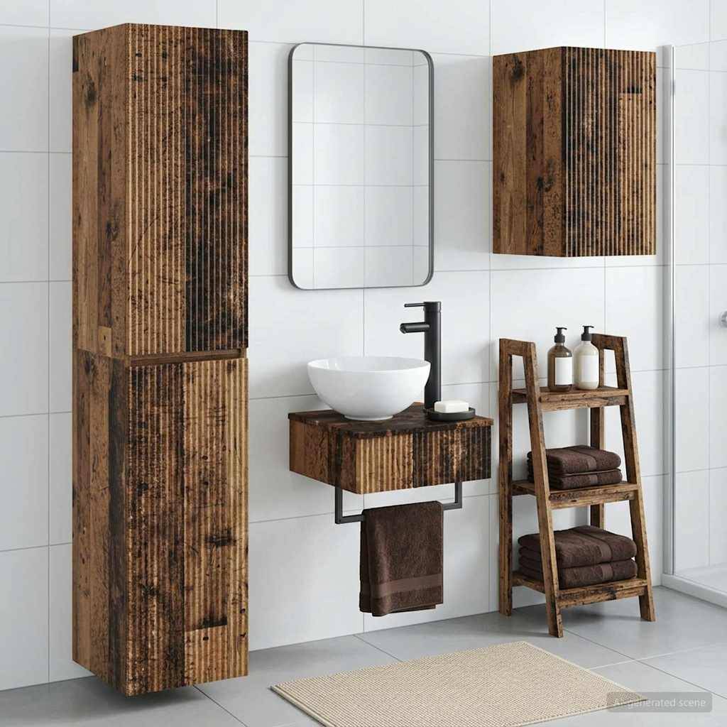 Modernes Badezimmer mit Holzschränken, Wandspiegel, Aufsatzwaschbecken, offenes Handtuahregal und dekorativer Leiterständer vor weiß gefliesten Wänden.