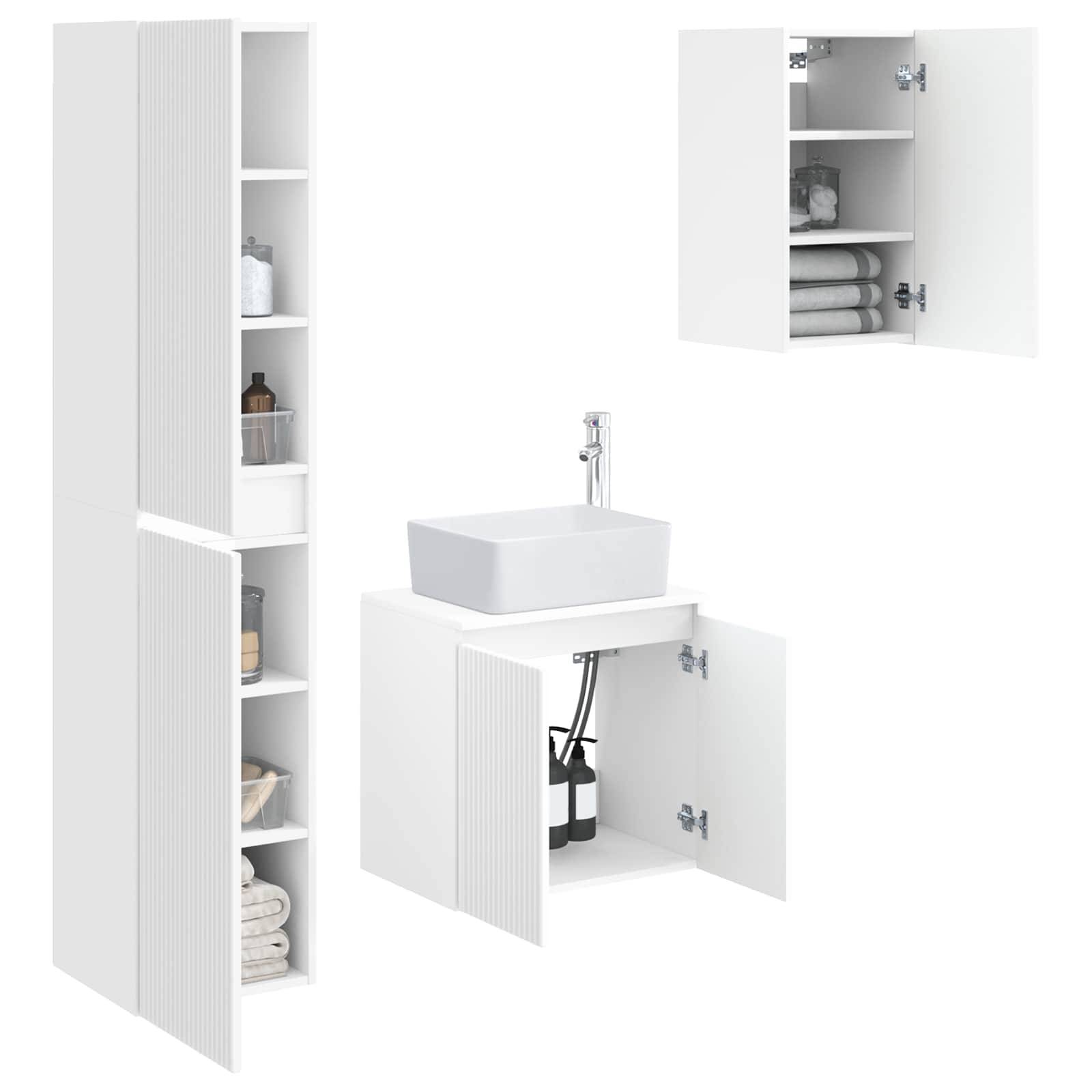 Weißer Badezimmer-Aufbewahrungssatz mit hochem Schrank, Wandschrank und Unterschrank, dargestellt mit offenen Türen und Regalen, auf denen Handtücher und Toilettenartikel angeordnet sind.