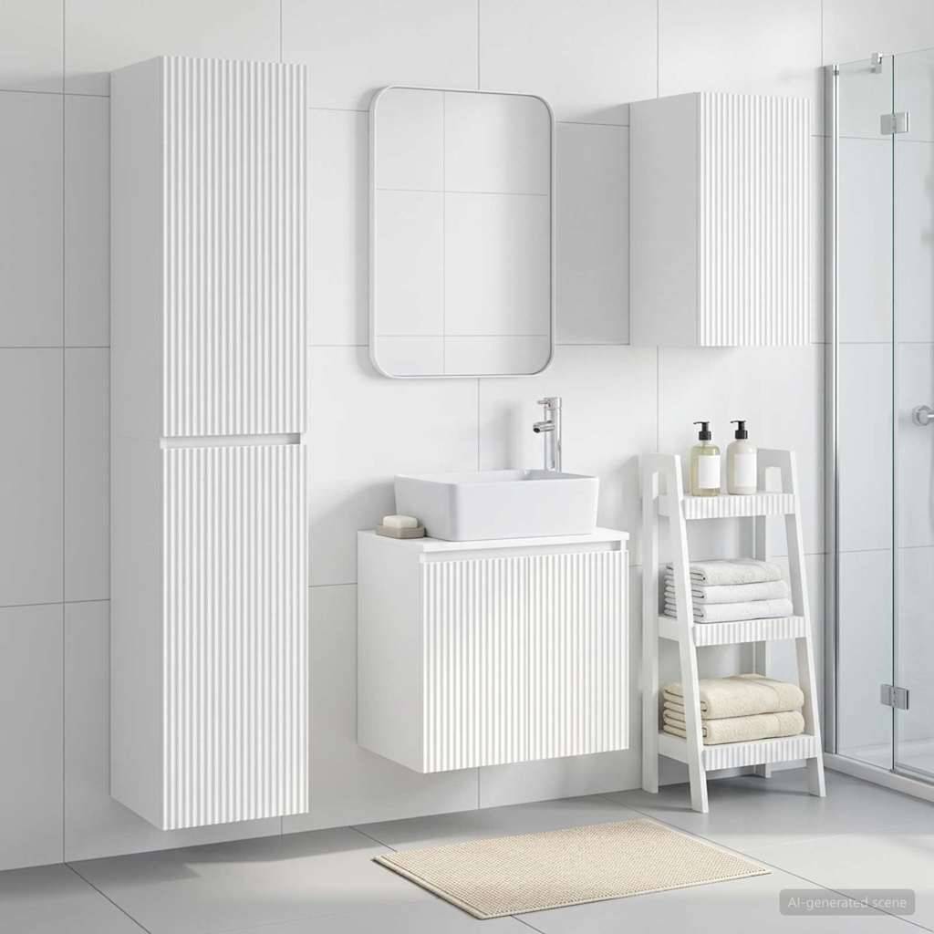 Minimalistisches weißes Badezimmer mit an der Wand montiertem Waschtisch, Spiegel, Schränken zur Aufbewahrung, Leiternregal mit Handtüchern und Toilettenartikeln sowie gläserner Duschkabine.
