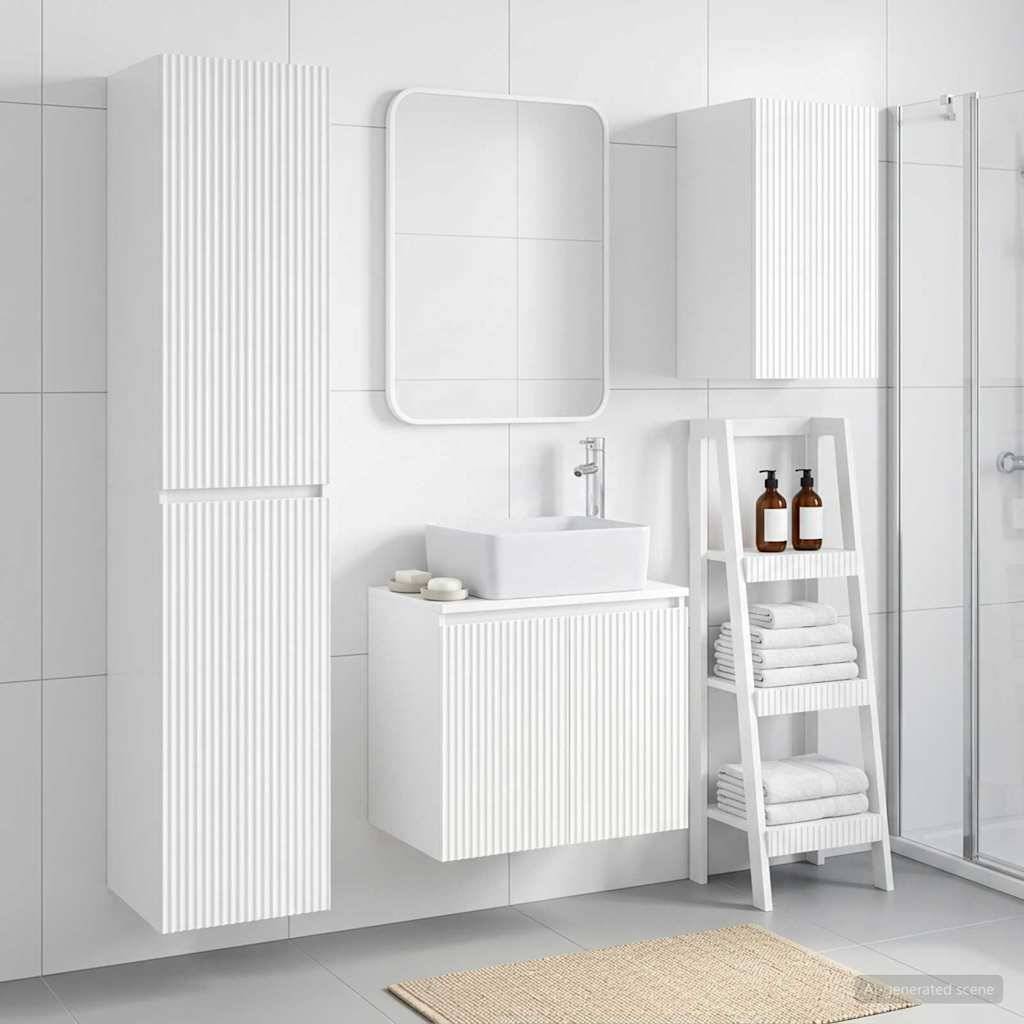 Minimalistisches weißes Badezimmer mit wandmontiertem Waschtisch, Spiegelschrank, hochwertigem Lagerschrank, Leiterregalsystem mit Handtüchern und glaserner Duschkabine.