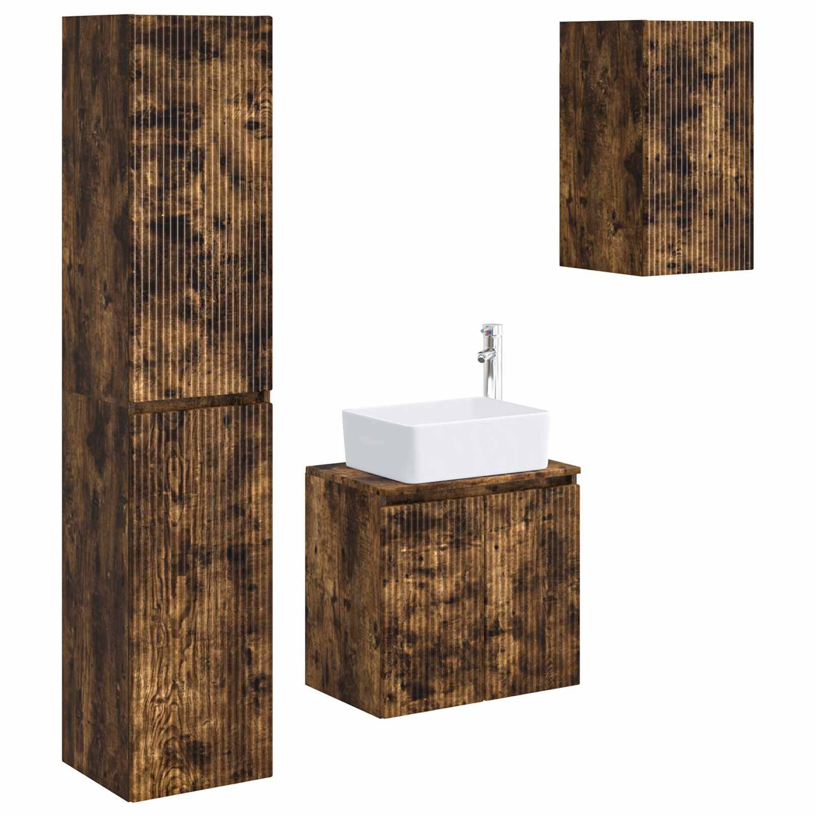 Badezimmermöbel-Set mit holzstrukturiertem Schrank, passendem hohem Lagerungsschrank, Wandschrank und weißem Aufsatzwaschbecken mit Armatur.