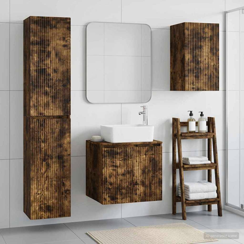 Modernes Badezimmer mit Wandschränken in Holzmaserung, schwebendem Waschtisch und Waschbecken, Spiegelschrank und Leiterregal mit Handtüchern und Toilettenartikeln.