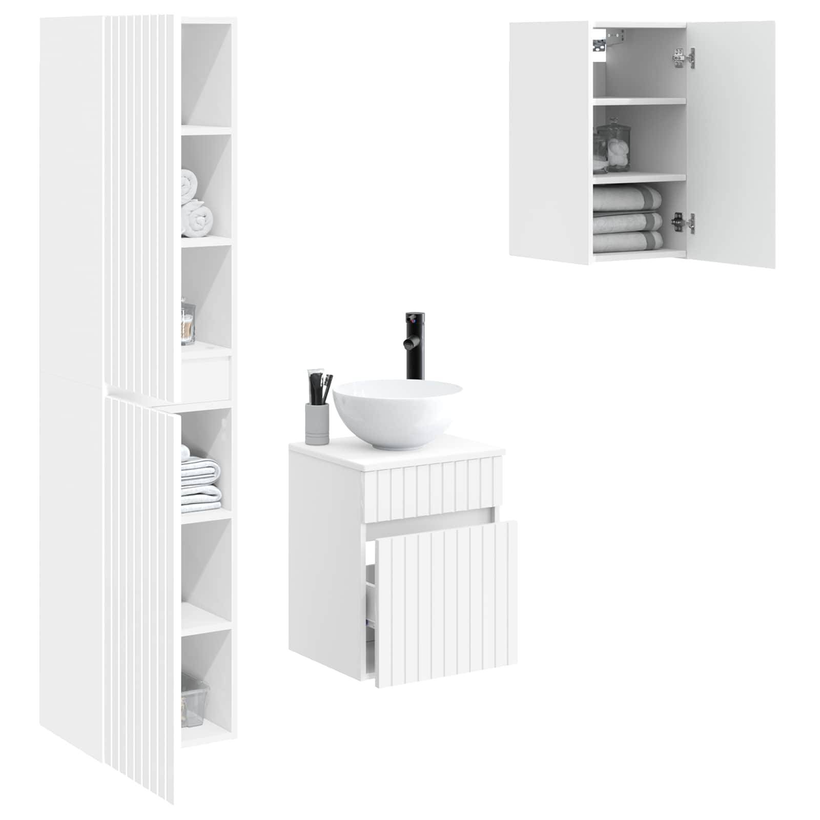 Weißes Badezimmerschrank-Set mit vertikal lamelliert Türen: hoher Schrank, Waschtischunterschrank und Wandschrank mit Regalen und Handtüchern.
