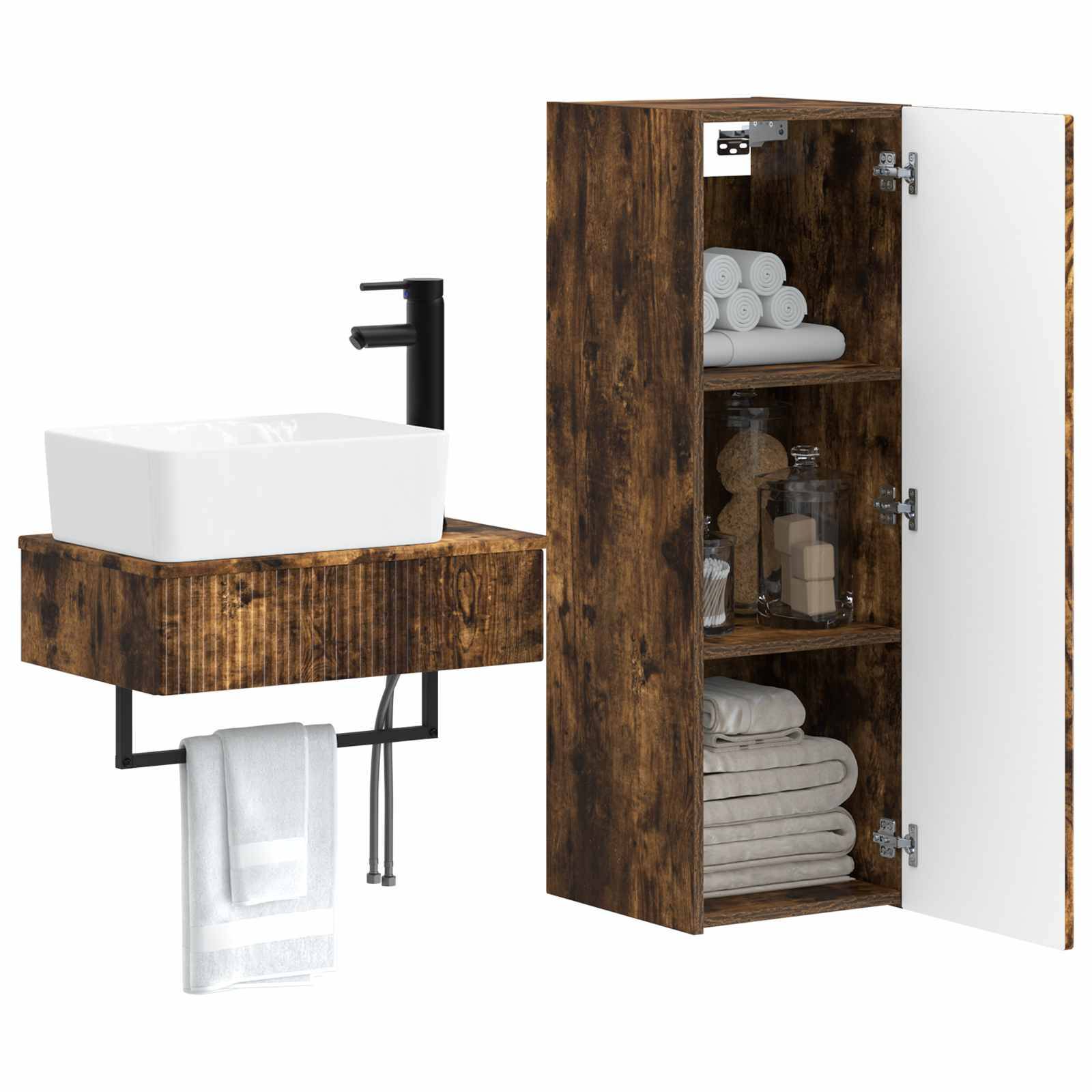Badezimmer-Waschtisch mit Aufsatzwaschbecken und schwarzem Wasserhahn neben offenen Holzlagerschrank mit Handtüchern und Toilettenartikeln.