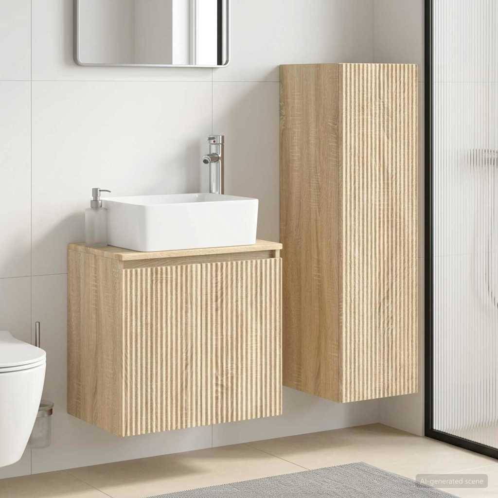 Modernes Badezimmer mit schwebendem Holz-Waschtisch und weißem Aufsatzwaschbecken neben einem passenden Wandschrank; Toilette teilweise sichtbar.