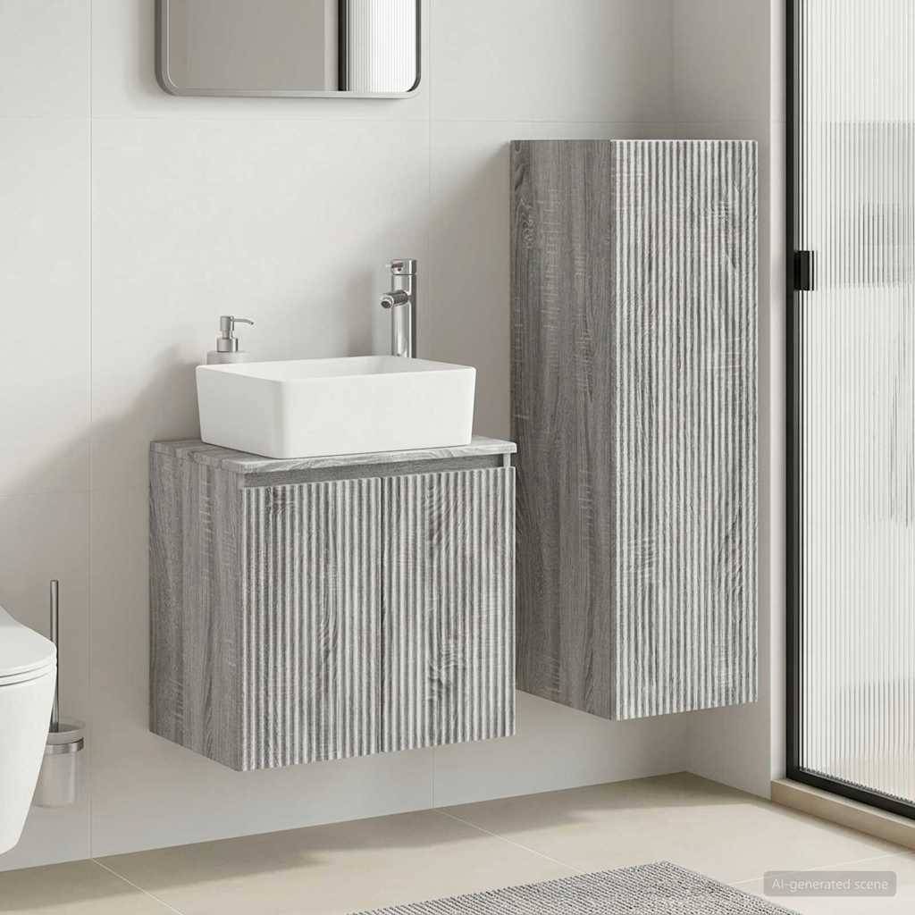 Modernes Badezimmer mit wandmontiertem gestreiftem Holzwaschbecken und passendem Schrank, weißem Aufsatzwaschbecken, Spiegel und Duschkabine mit mattierter Glastür.
