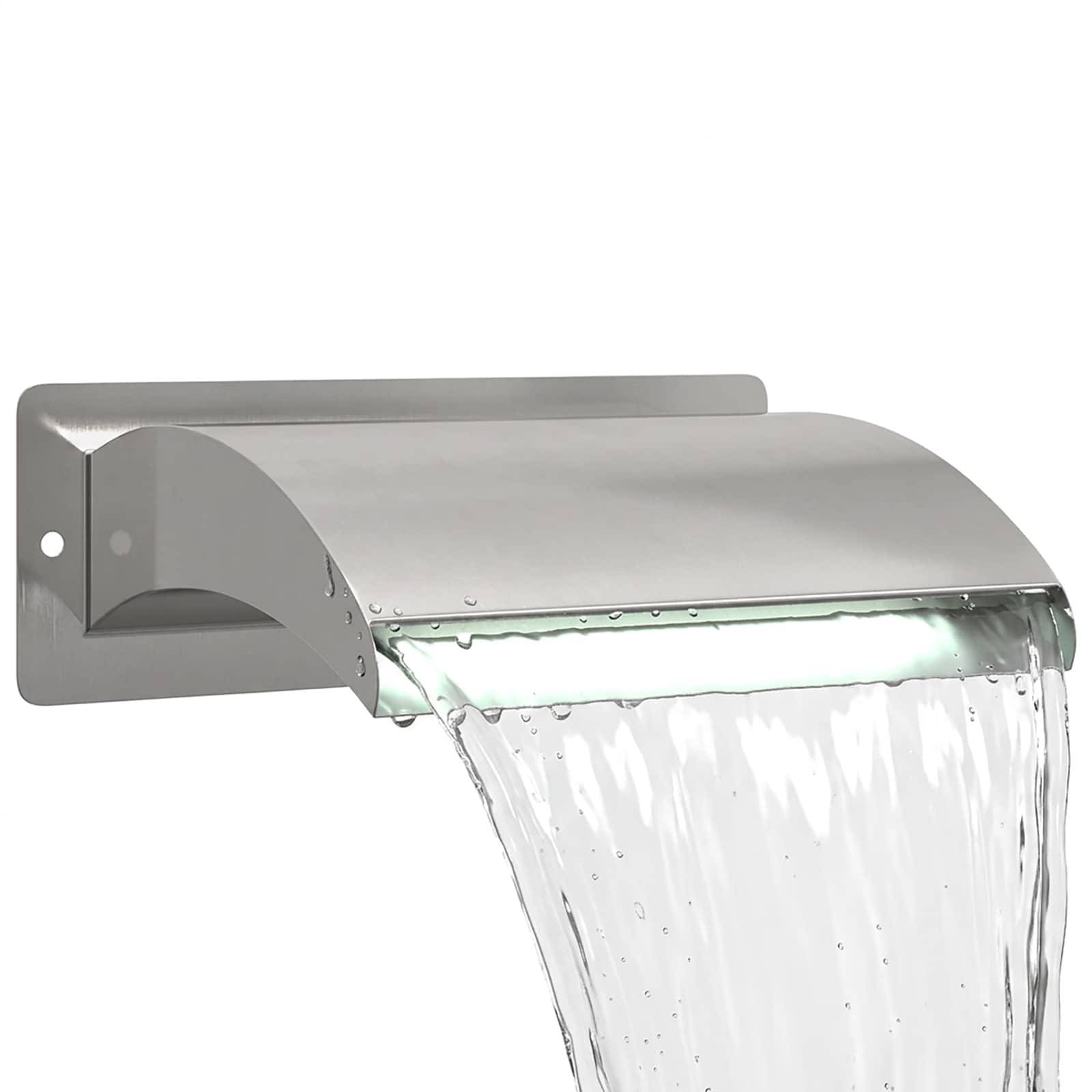 Edelstahl-Wandmontage-Wasserfallauslauf mit Wasserstrom aus einer gekrümmten Austrittsöffnung.