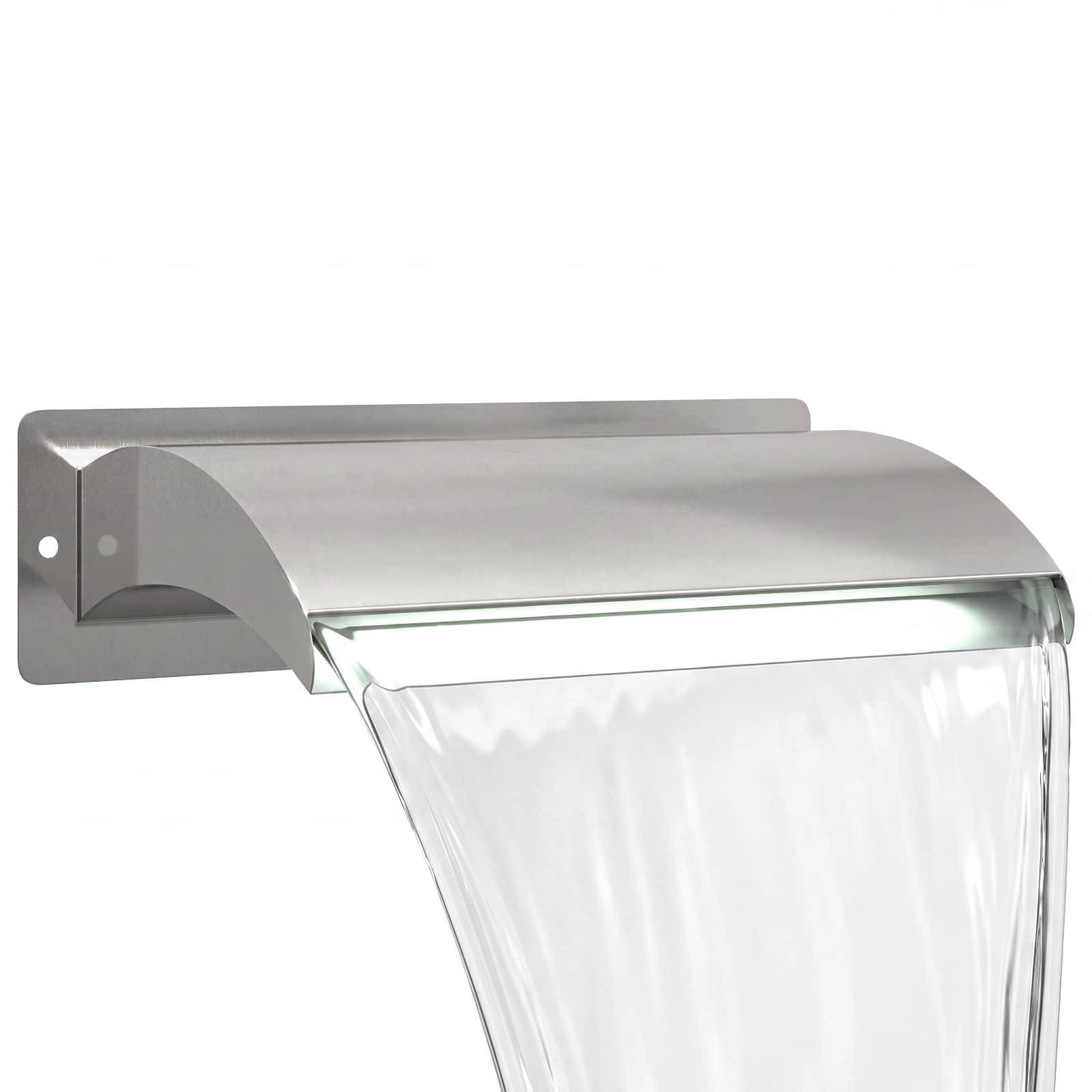 Wandmontierter Edelstahl-Wasserfallauslauf mit Wasser, das aus einer eleganten gebogenen Öffnung fließt