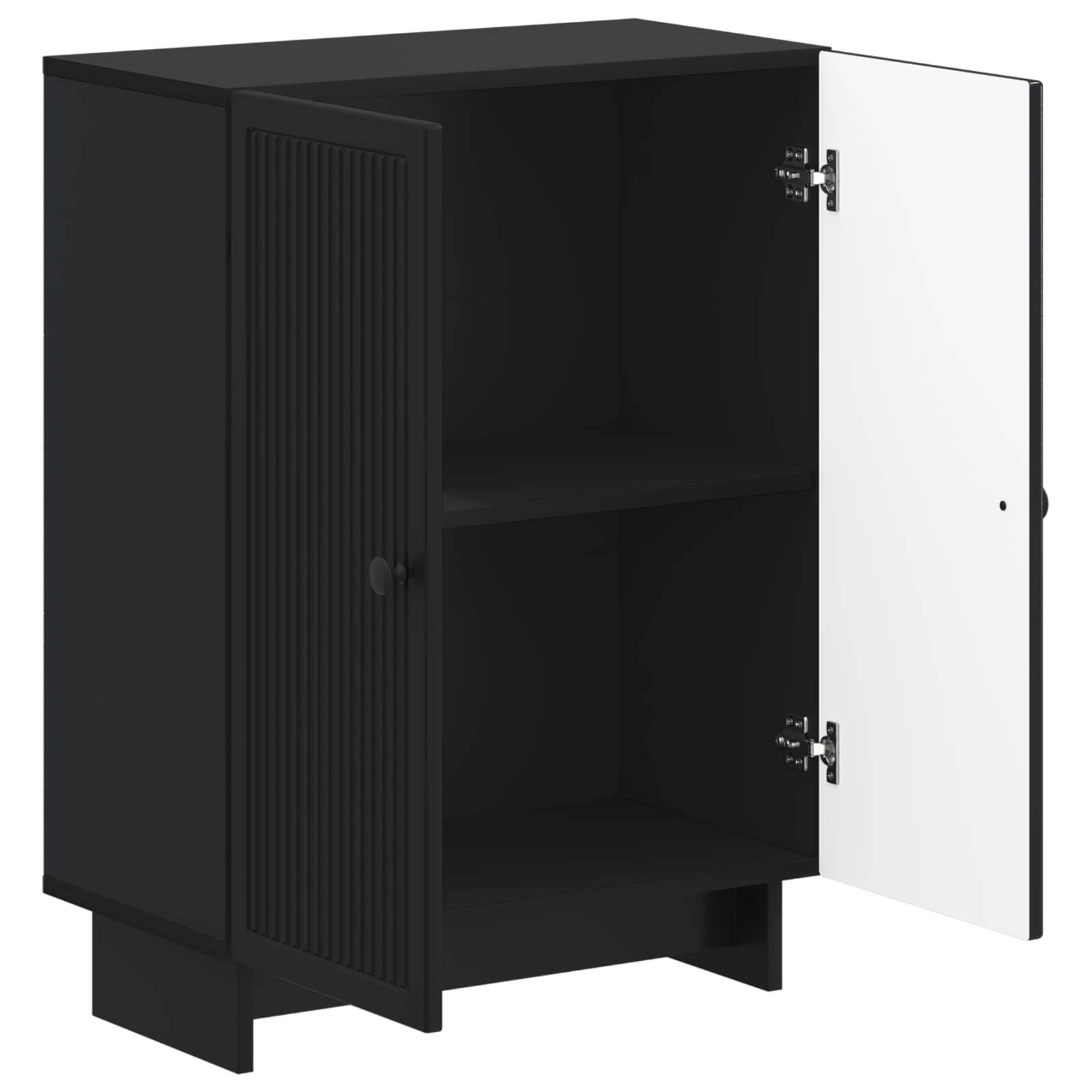 Schwarzer Lagerschrank mit einer offenen Tür, die zwei leere innere Regale und eine weiße innere Türplatte zeigt.