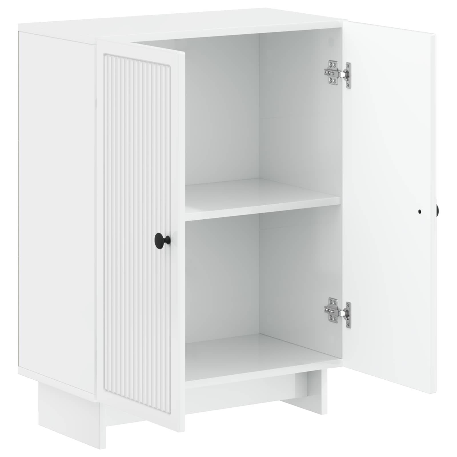 Weißer Schrank mit offener Tür, der zwei leere Regale und ein unteres Basisregal zeigt.