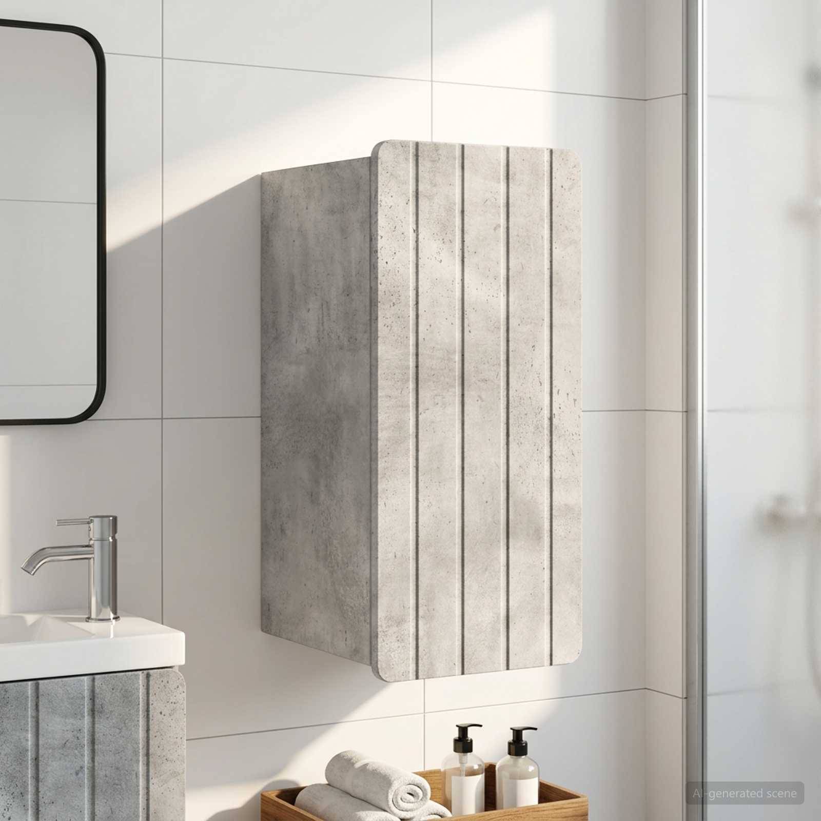Modernes Badezimmer mit einem an der Wand befestigten Schrank über einem Waschbecken und Toilettenartikeln auf einem Tablett, gezeigt neben einer Dusche und einem Spiegel.