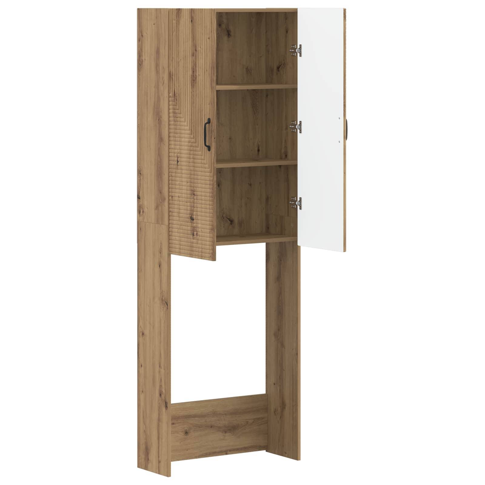 Hoher Holzschrank mit einer offenen Tür und einem weißen Seitenpaneel, das innere Regale und unteren offenen Stauraum zeigt.