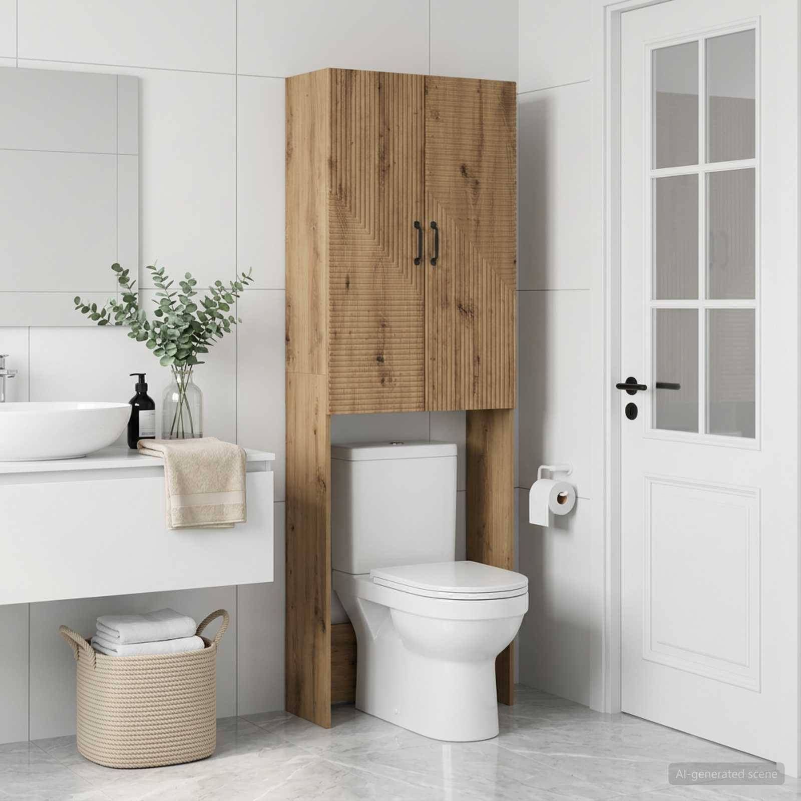 Helles Badezimmer mit einer in einen Holzschrank eingebauten Toilette, weißem Waschbecken-Waschtisch, Weidenkorb und Glastür mit Mattglas.