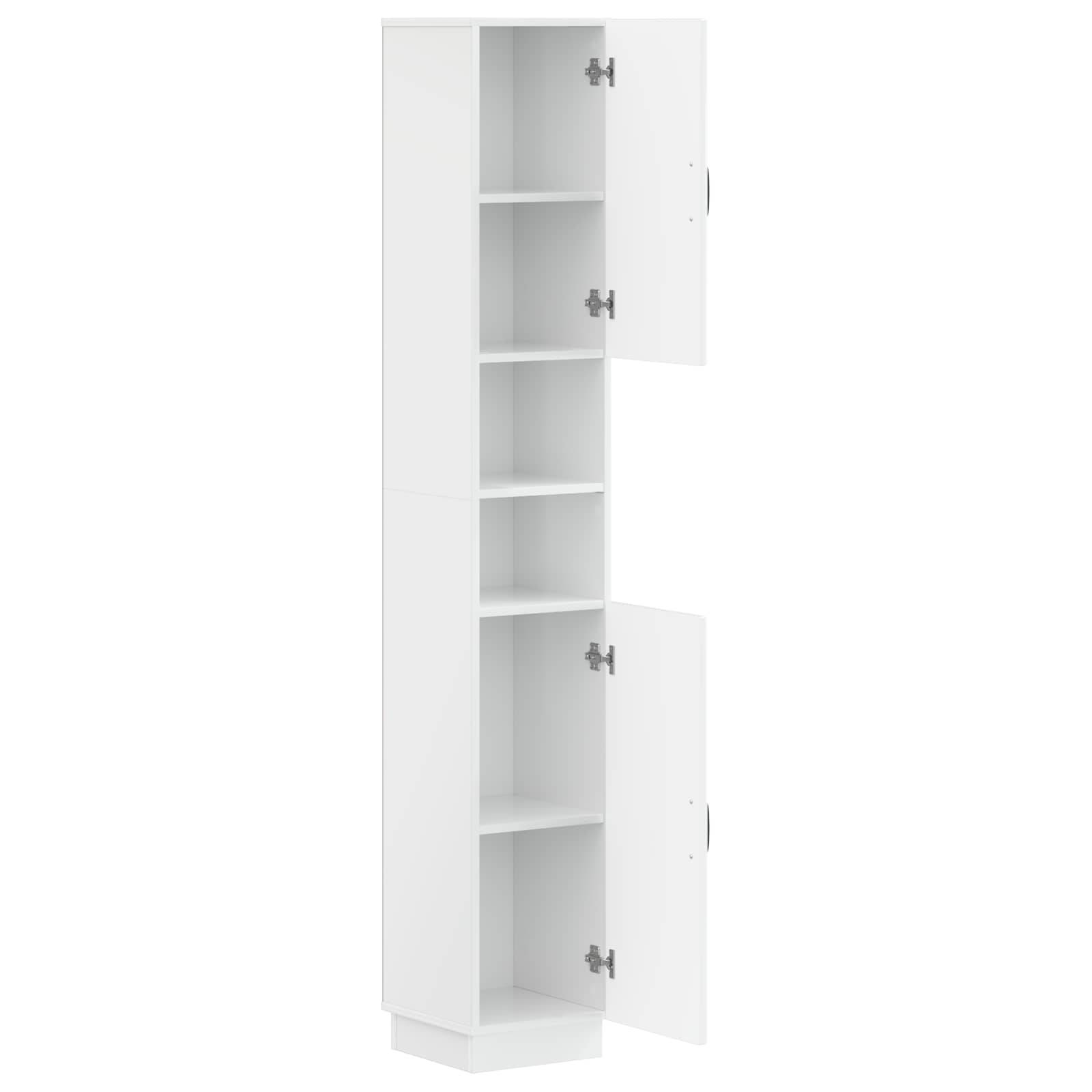 Hoher weißer Wandschrank mit zwei offenen Türen, die mehrere leere Regale im Inneren zeigen.