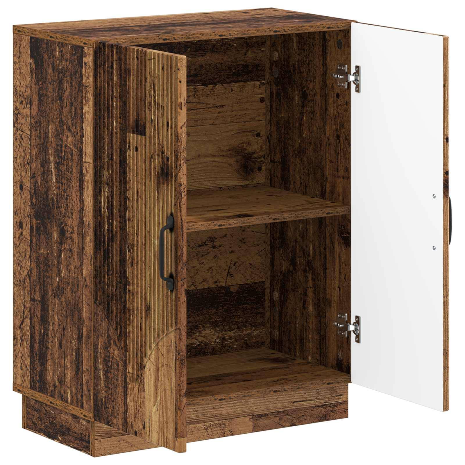 Rustikaler Holzschrank mit einer offenen Tür, die zwei innere Regale und ein weißes inneres Türpanel zeigt.