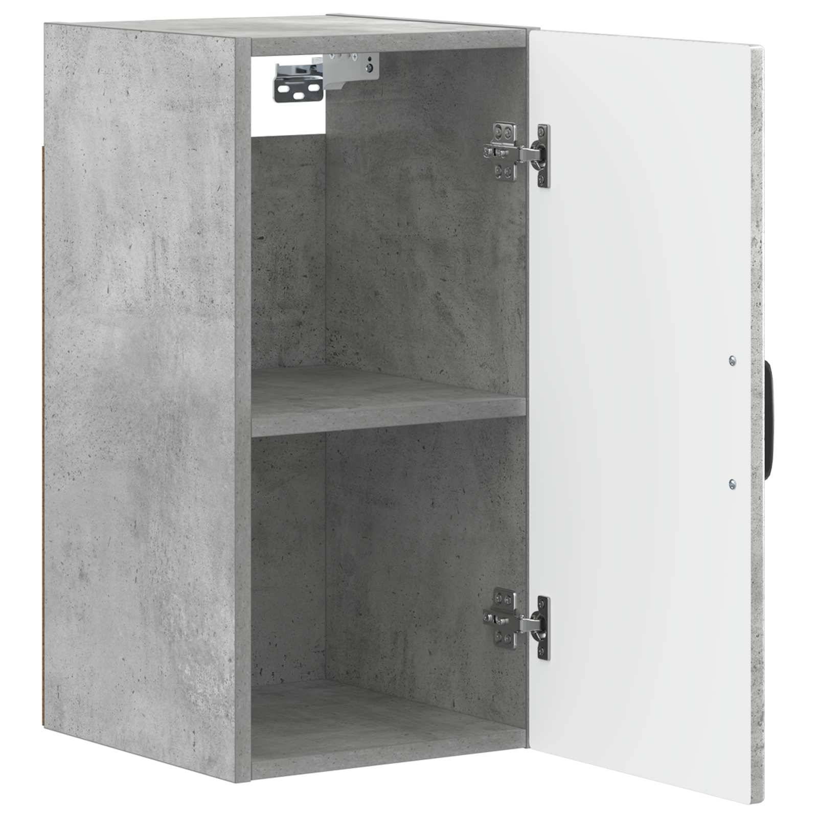 Offenes grau beton-stilisiertes Schrank mit weißer Tür, zeigt zwei innere Regale und Metallscharniere, aus einem Winkel betrachtet.