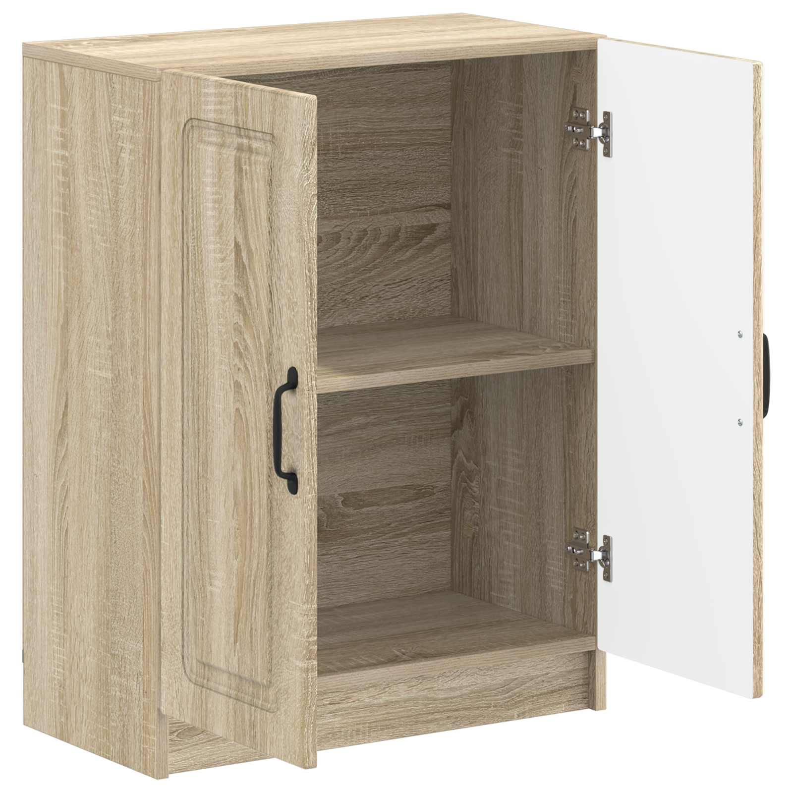 Offener Holzschrank aus heller Holzart mit einer angelehnten Tür, zeigt zwei innere Regale und schwarze Griffe.