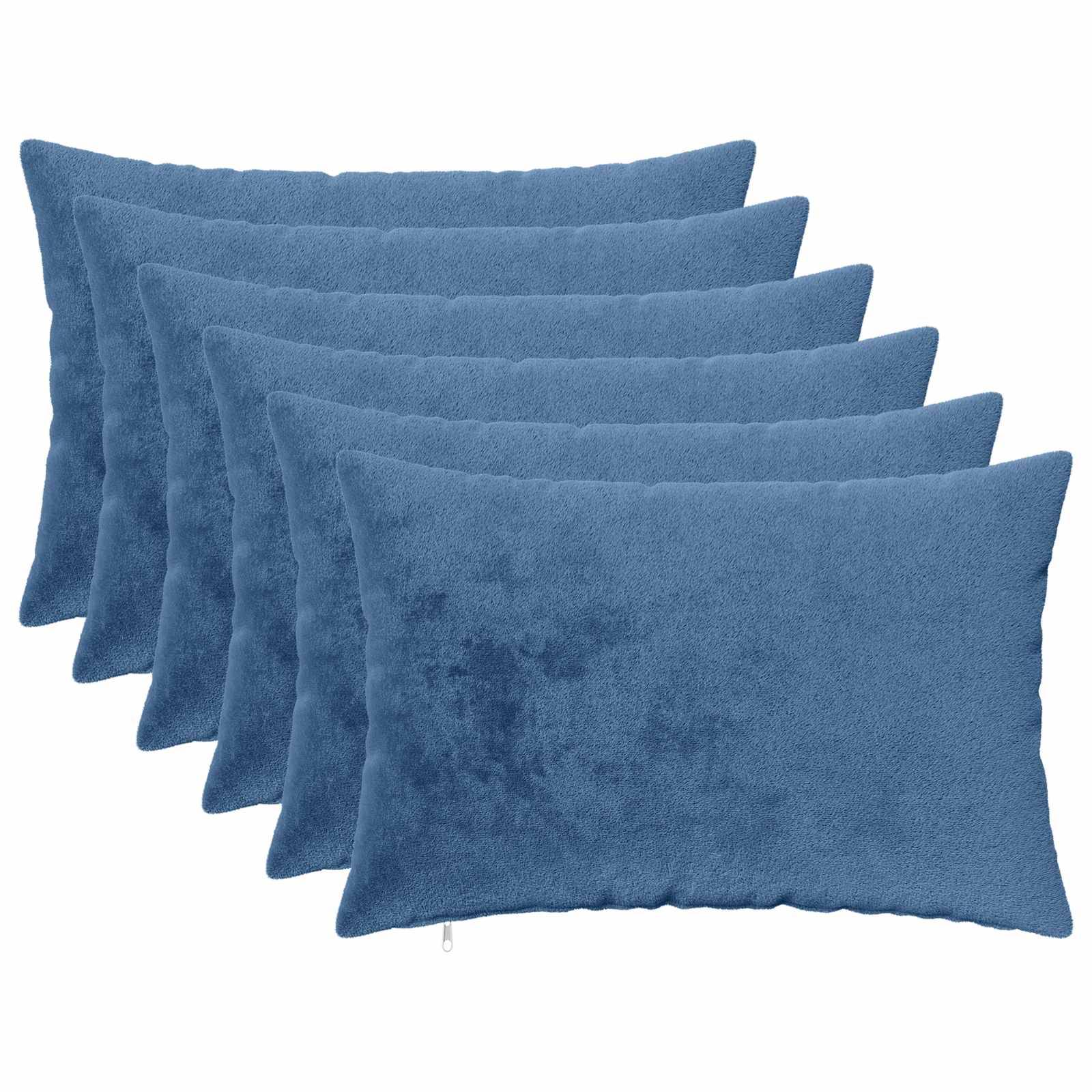 Stapel aus sechs blauen rechteckigen Dekokissen auf weißem Hintergrund