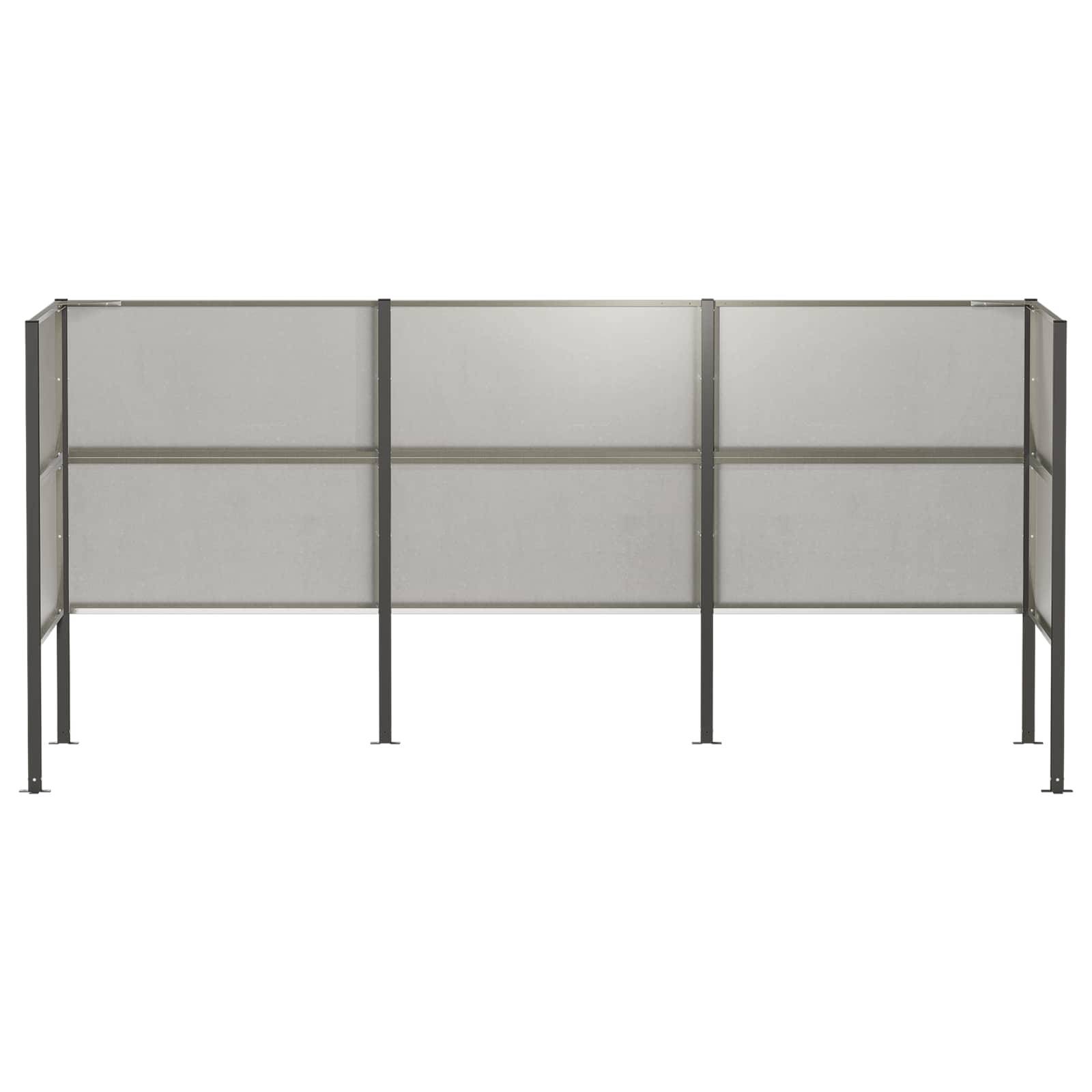 Graue freistehende Sichtschutzwand mit drei verbundenen Paneelen und Metallstützbeinen auf weißem Hintergrund.