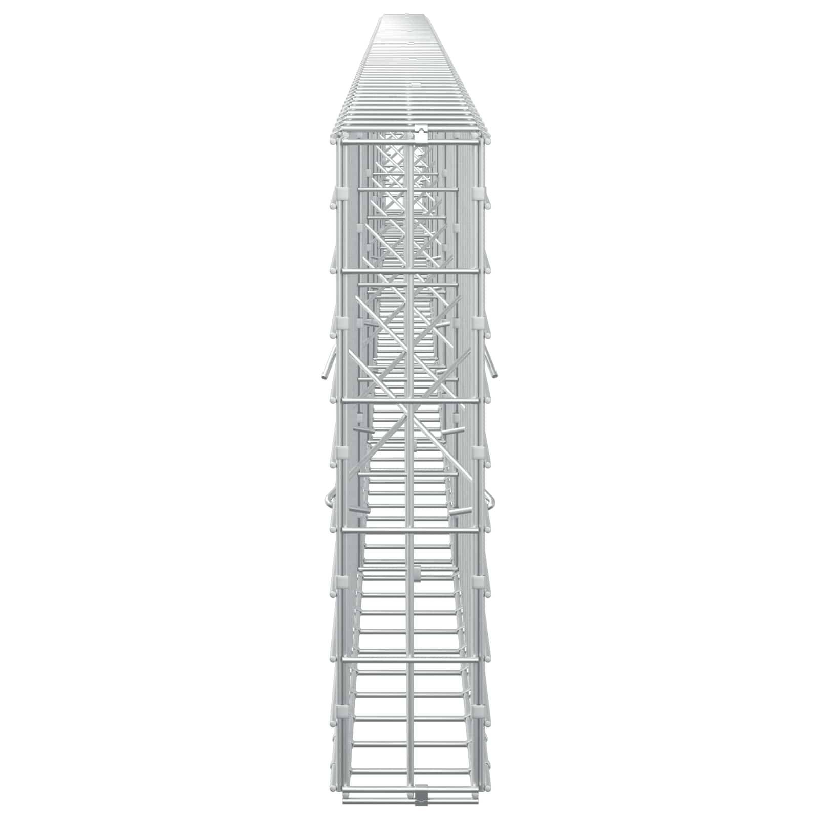 Hohe graue Metallturm- oder Gerüststruktur, dargestellt in einer Frontansicht vor einem einfachen weißen Hintergrund.