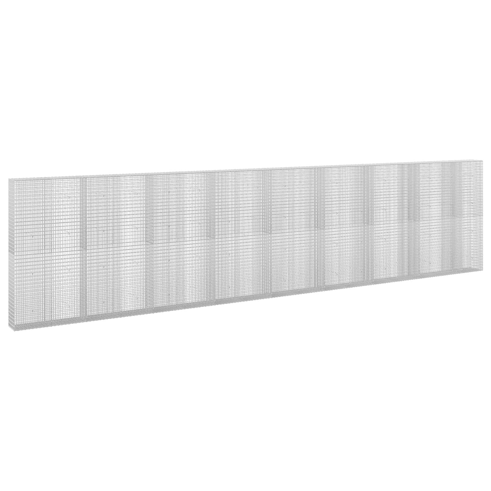 Langes weißes Mesh-Schutzgitter oder Zaun-Paneel in Perspektivansicht auf neutralem Hintergrund.