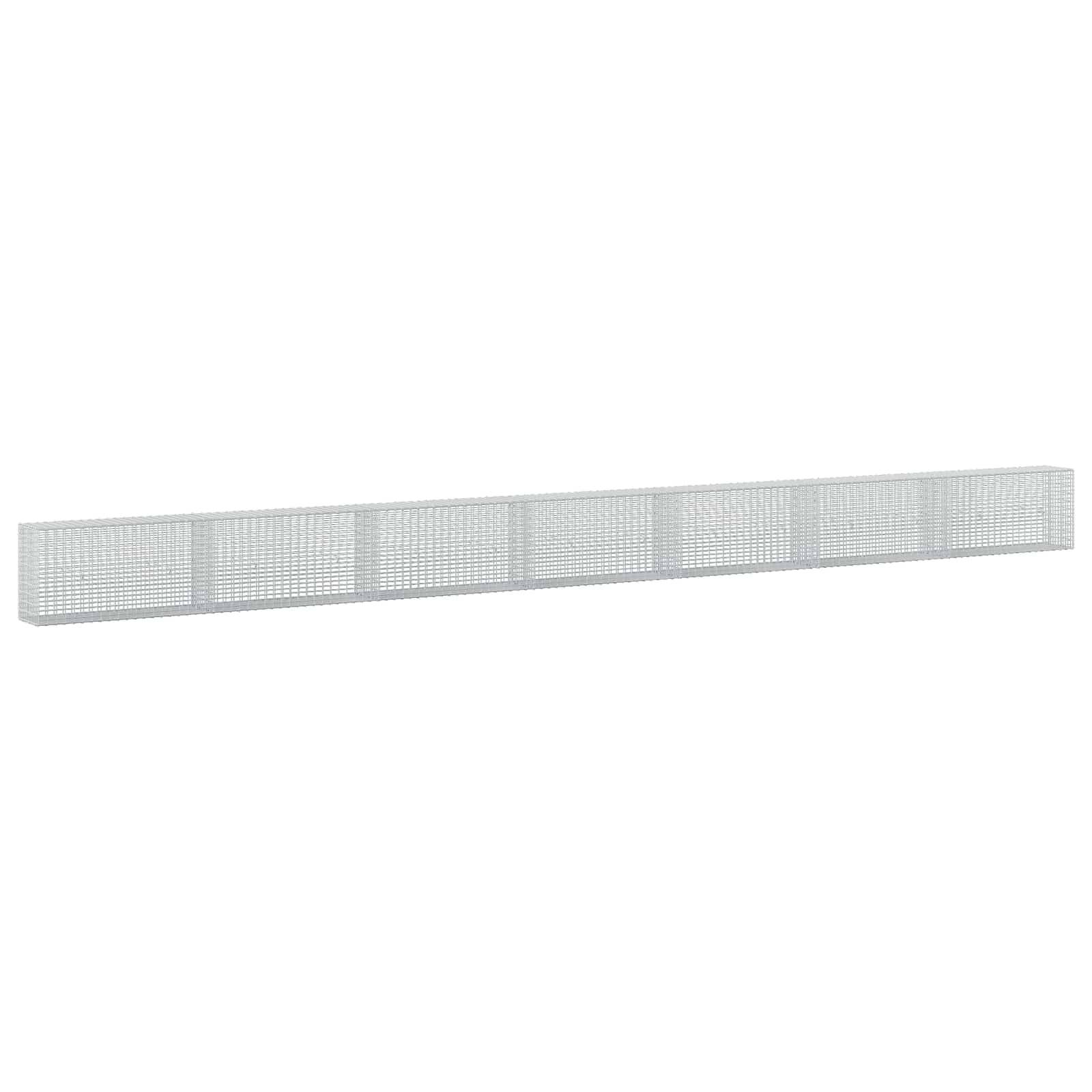 Langer weißer perforierter rechteckiger Panel oder Maschensieb, das vor einem einfachen Hintergrund gezeigt wird, aus einem leichten Winkel betrachtet.