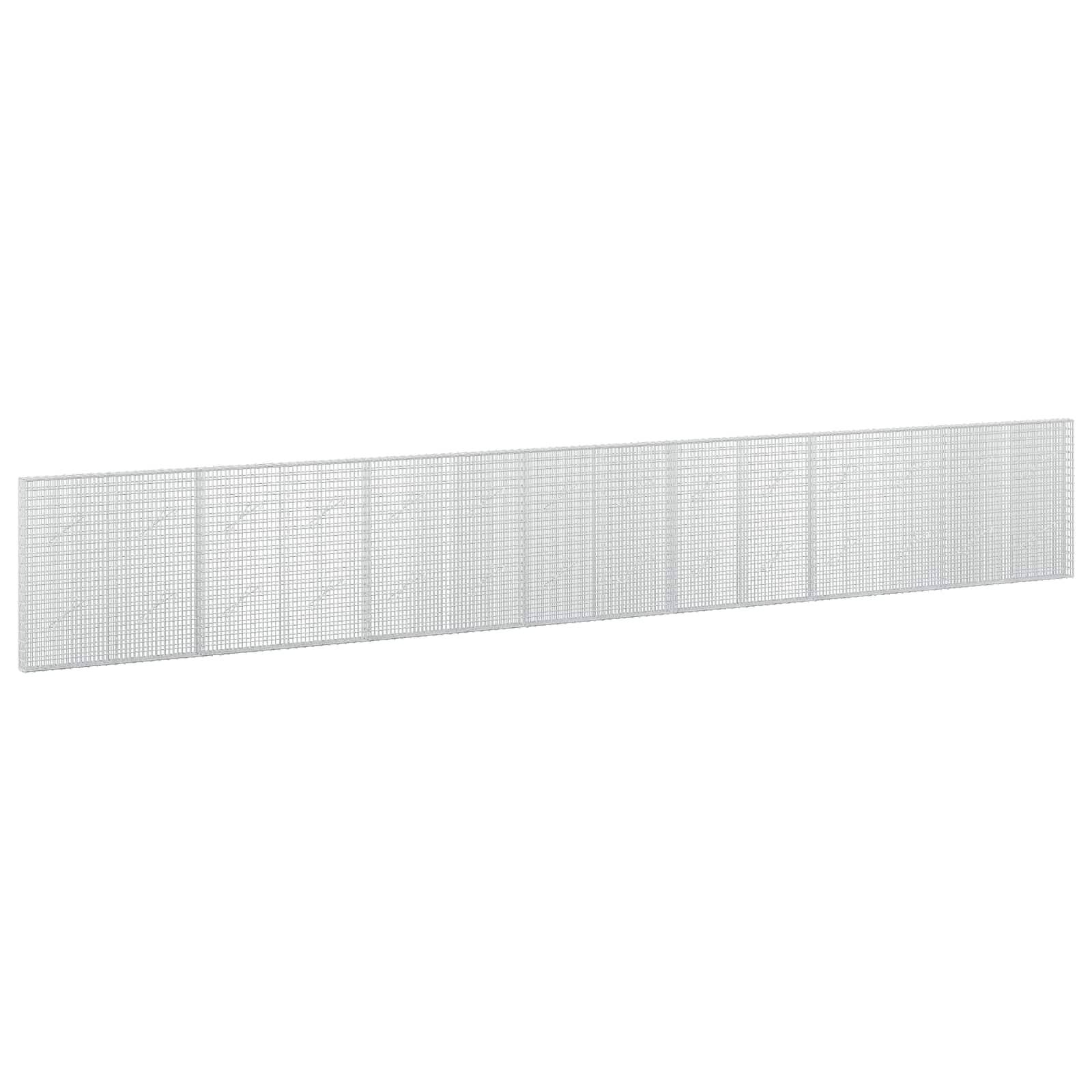 Langes rechteckiges weißes perforiertes Metallpanel, von einem Winkel aus auf weißem Hintergrund betrachtet.