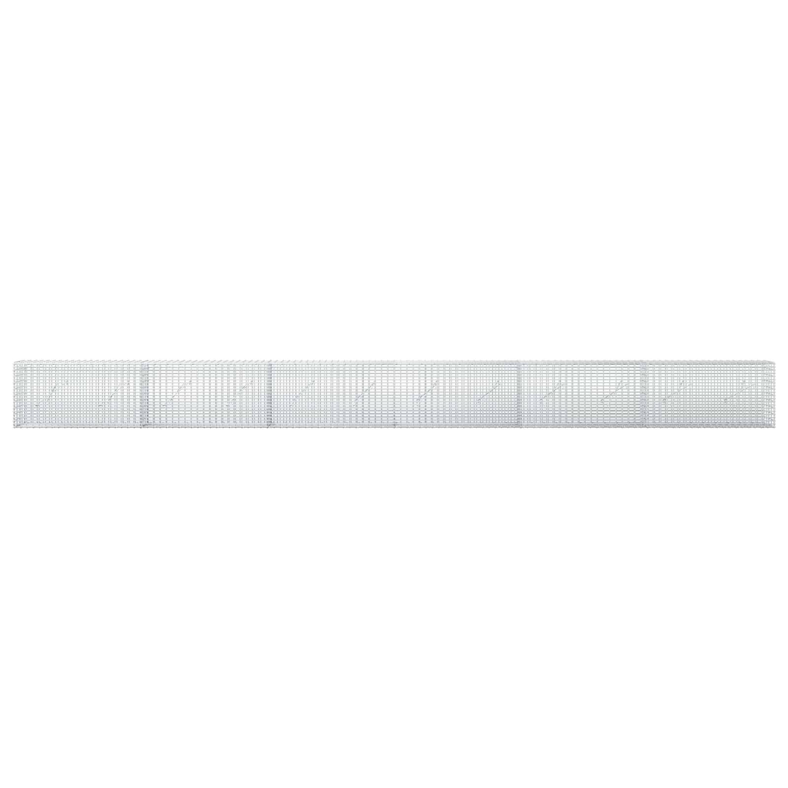 Langer, schmaler weißer perforierter Metallpaneel oder Gitter horizontal auf schlicht strukturiertem Hintergrund angezeigt.