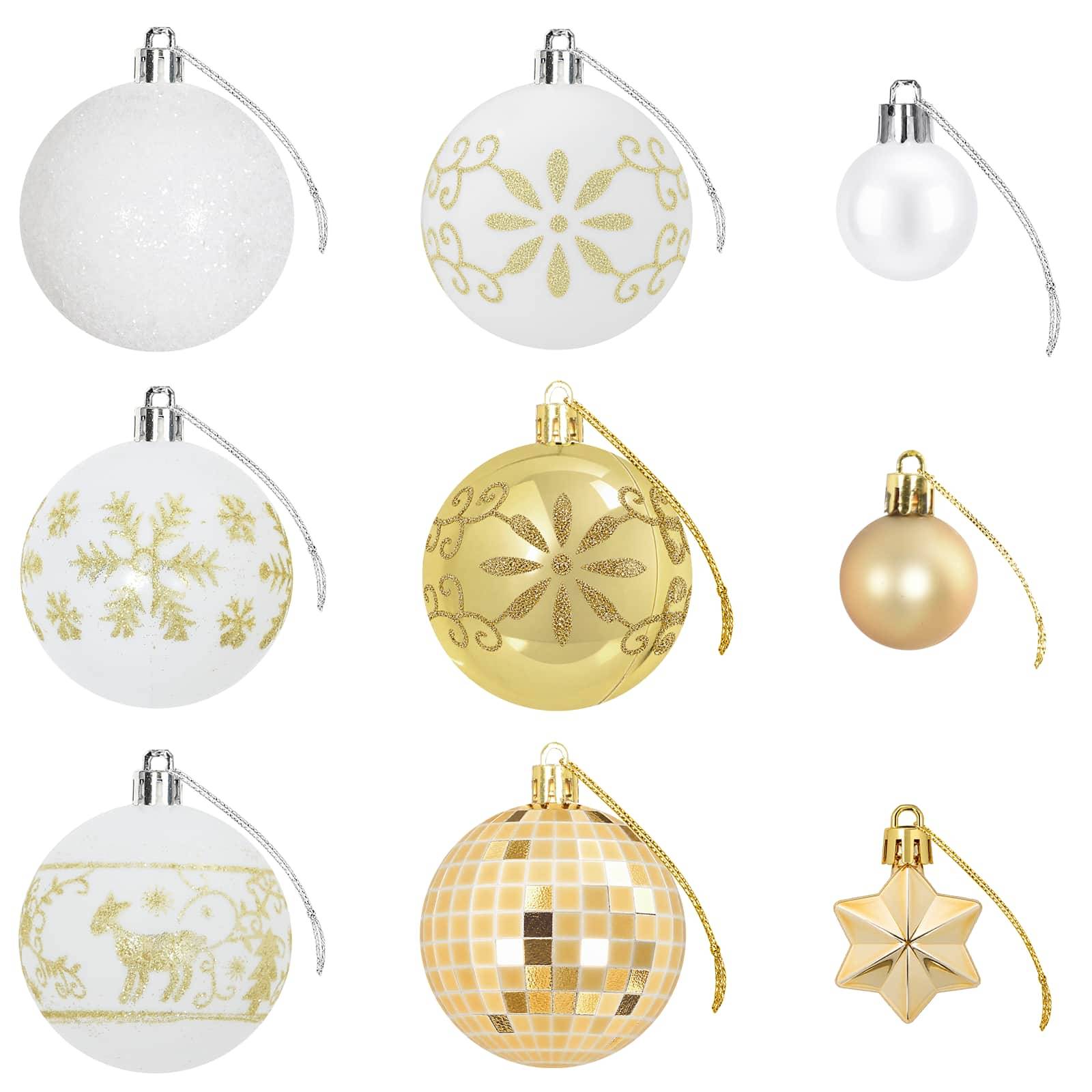 Satz aus acht Weihnachtskugeln in Weiß und Gold, einschließlich runder Kugeln mit Schneeflocken-, Blumen-, Hirsch- und Mosaikmuster, plus einer Sterndekoration.