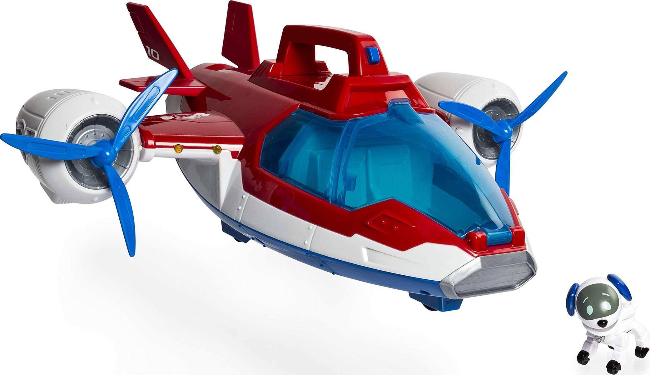 Rot-blau futuristisches Spielzeugflugzeug mit Doppelpropellern, zusammen mit einer kleinen Astronauten-Hund-Figur auf weißem Hintergrund.