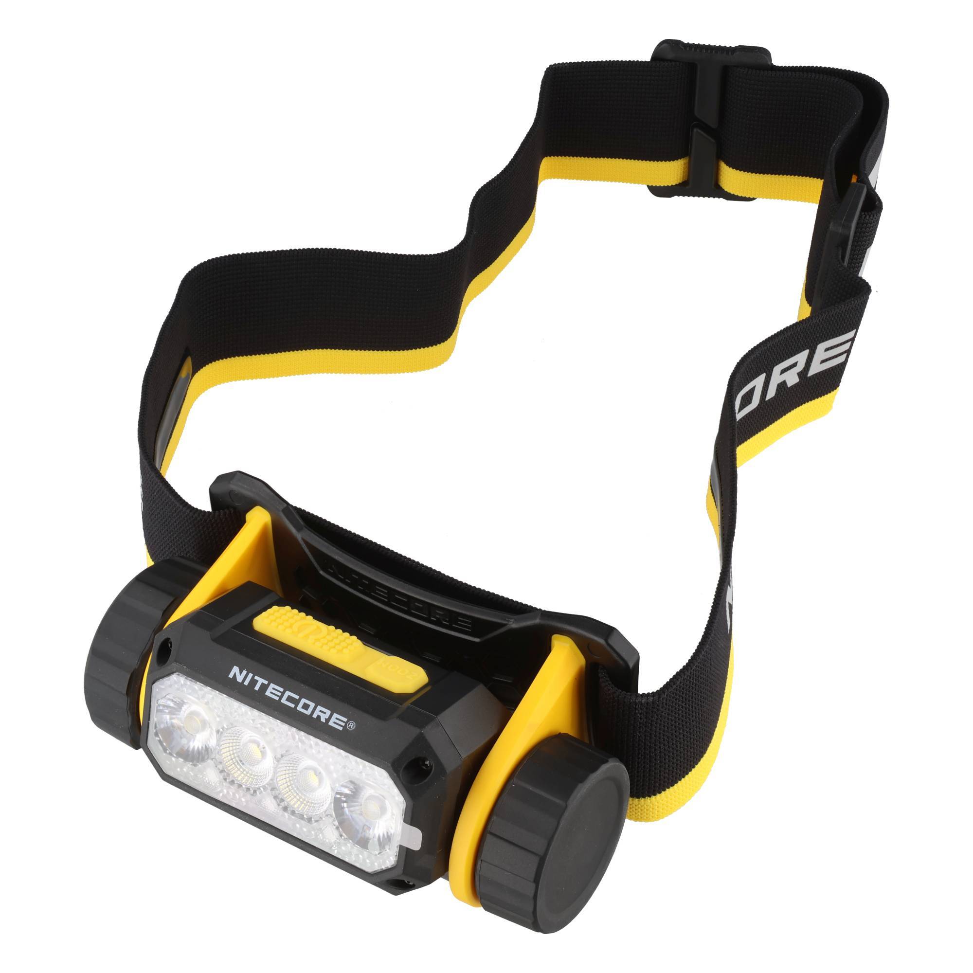 Schwarze und gelbe Nitecore-Stirnlampe mit verstellbarem elastischem Riemen und vier LED-Leuchten, auf weißem Hintergrund abgebildet.
