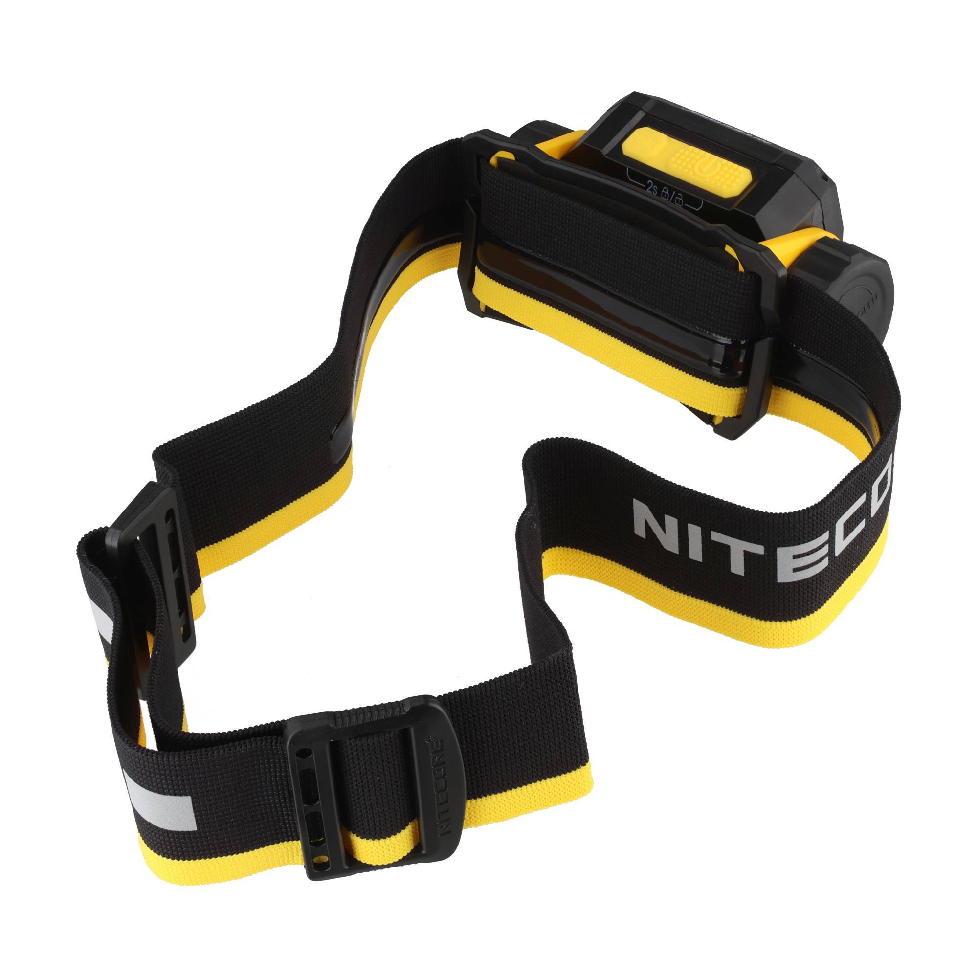 Schwarze und gelbe NITECORE-Stirnlampe mit verstellbarem elastischem Kopfband auf weißem Hintergrund.
