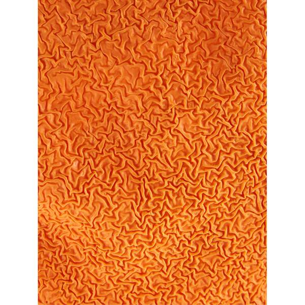 Abstrakte orangefarbene Oberfläche mit dichtem, runzeligem, labyrinthähnlichem Muster, das den gesamten Rahmen ausfüllt.