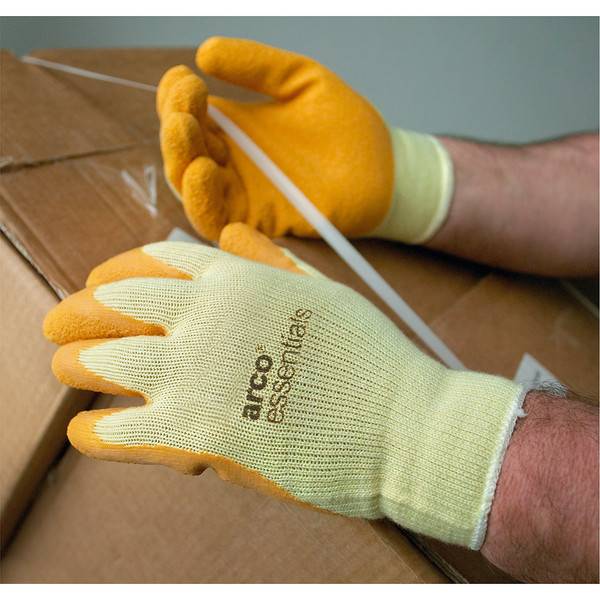 Hände in gelben Arbeitshandschuhen, die Kartons mit Packband handhaben, was auf das Auspacken oder Verschieben von Paketen hindeutet.
