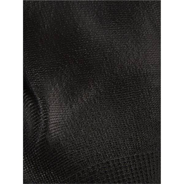 Nahaufnahme von schwarzem strukturiertem Stoff oder lederähnlichem Material mit feinen Falten und Glanz.