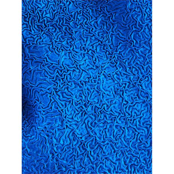 Abstrakte blaue zerknitterte Oberflächentextur, die den Bildausschnitt ausfüllt.
