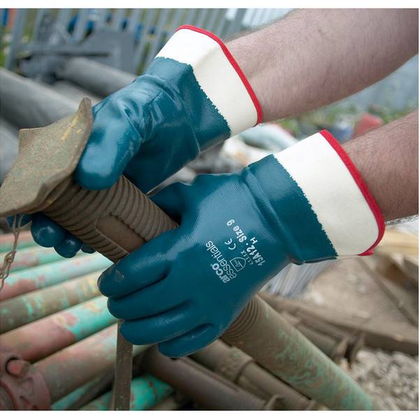 Handschuhe tragend, Hände greifen und justieren ein Metallrohr an einer Baustelle, wobei blaue und weiße Schutzarbeitshandschuhe getragen werden.