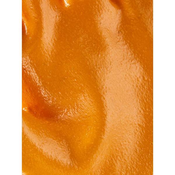 Abstrakte Nahaufnahme einer glänzenden orange texturierten Oberfläche mit geschwungenen Rippen, die an eine Schale oder ein Hautdetail erinnert.
