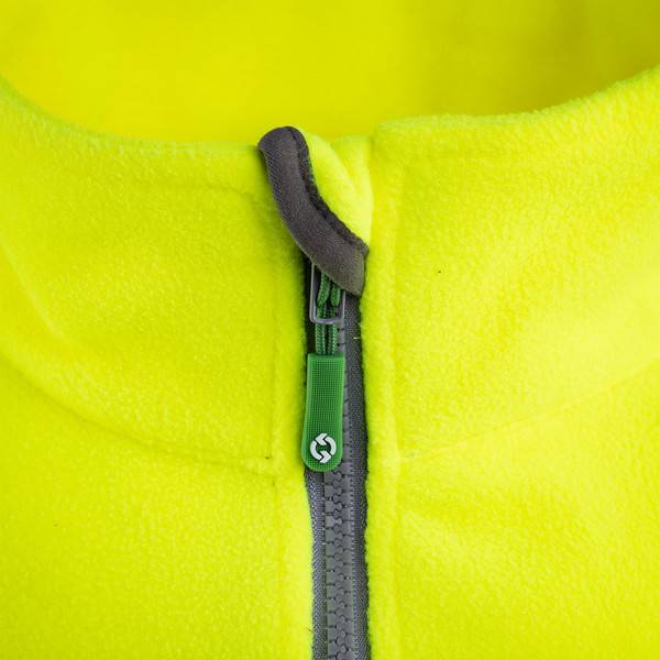 Nahaufnahme eines Neongelb-Fleece-Jackenverschlusses mit grünem Schieber und dunklem Besatz.