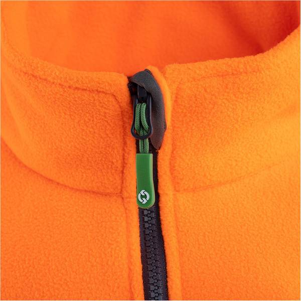Nahaufnahme eines Reißverschlusses einer orangefarbenen Fleecejacke mit einem grünen Schieber