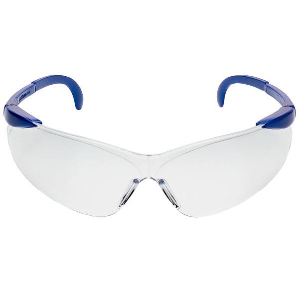 Klare Schutzbrille mit blauen Bügeln auf weißem Hintergrund.
