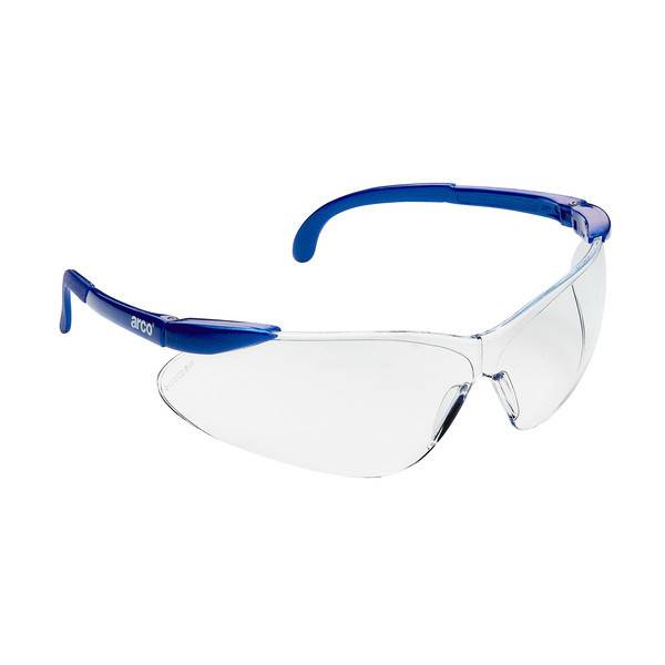 Klare Schutzbrille mit blauen Bügeln und umlaufenden Gläsern auf weißem Hintergrund.