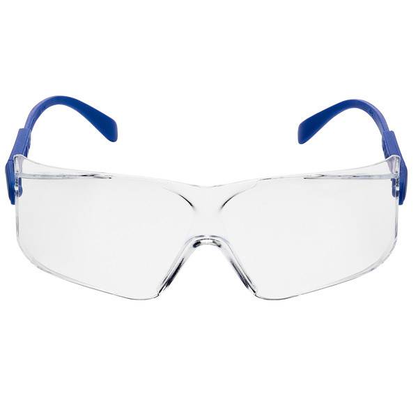 Klare Schutzbrille mit blauen Bügeln, Vorderansicht auf weißem Hintergrund.